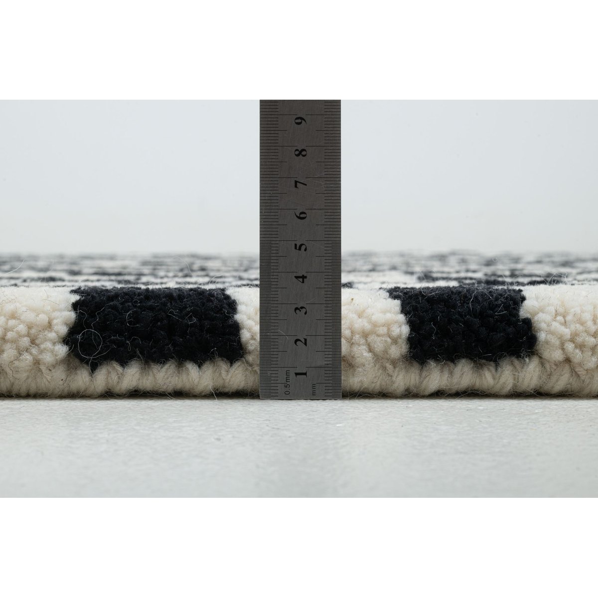 Tapis berbère en laine vierge noué à la main noir et blanc, THEKO