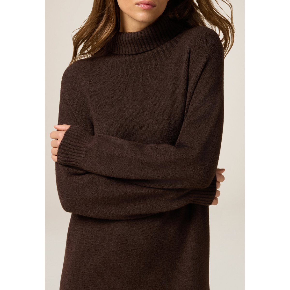Robe oversize col roulé marron, OLTRE