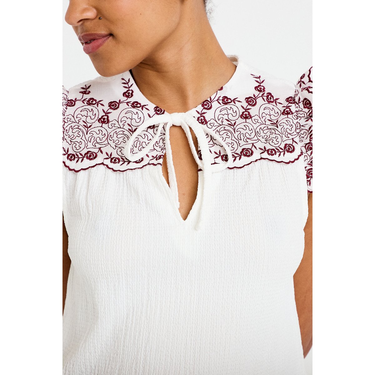Blouse décolleté sans manches brodée rouge, CACHE CACHE