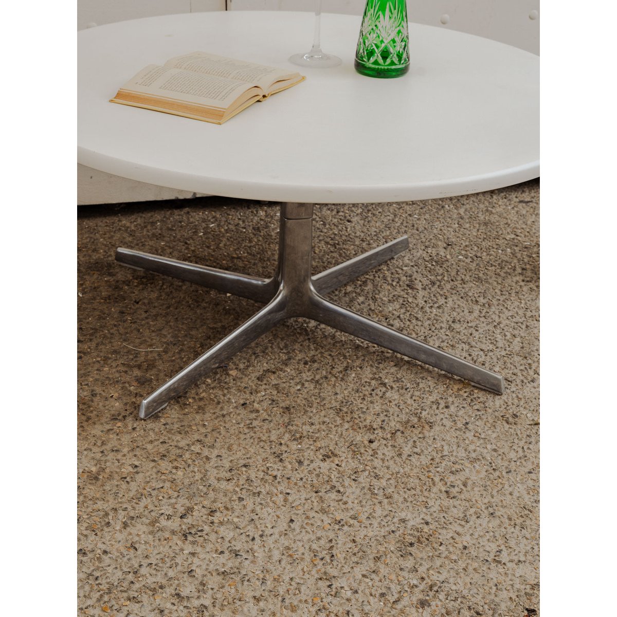 Table basse ronde blanche et chromée Donna N°1010 - Bon état blanc, DEBONGOUT