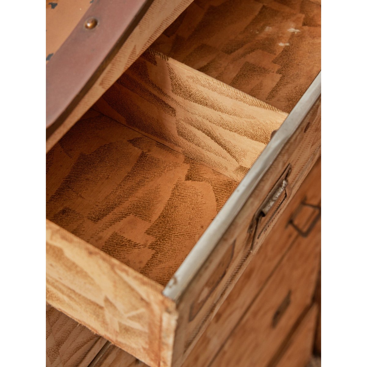 Grande malle cabine en métal Lucienne N°246 - Bon état gris, DEBONGOUT