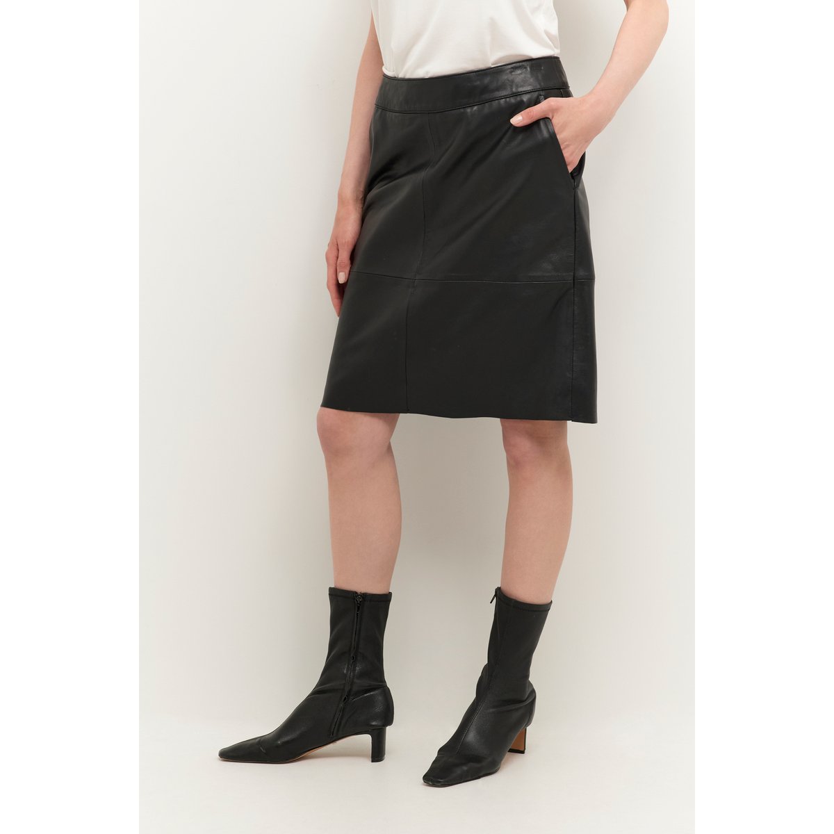 Jupe en cuir noir, CULTURE