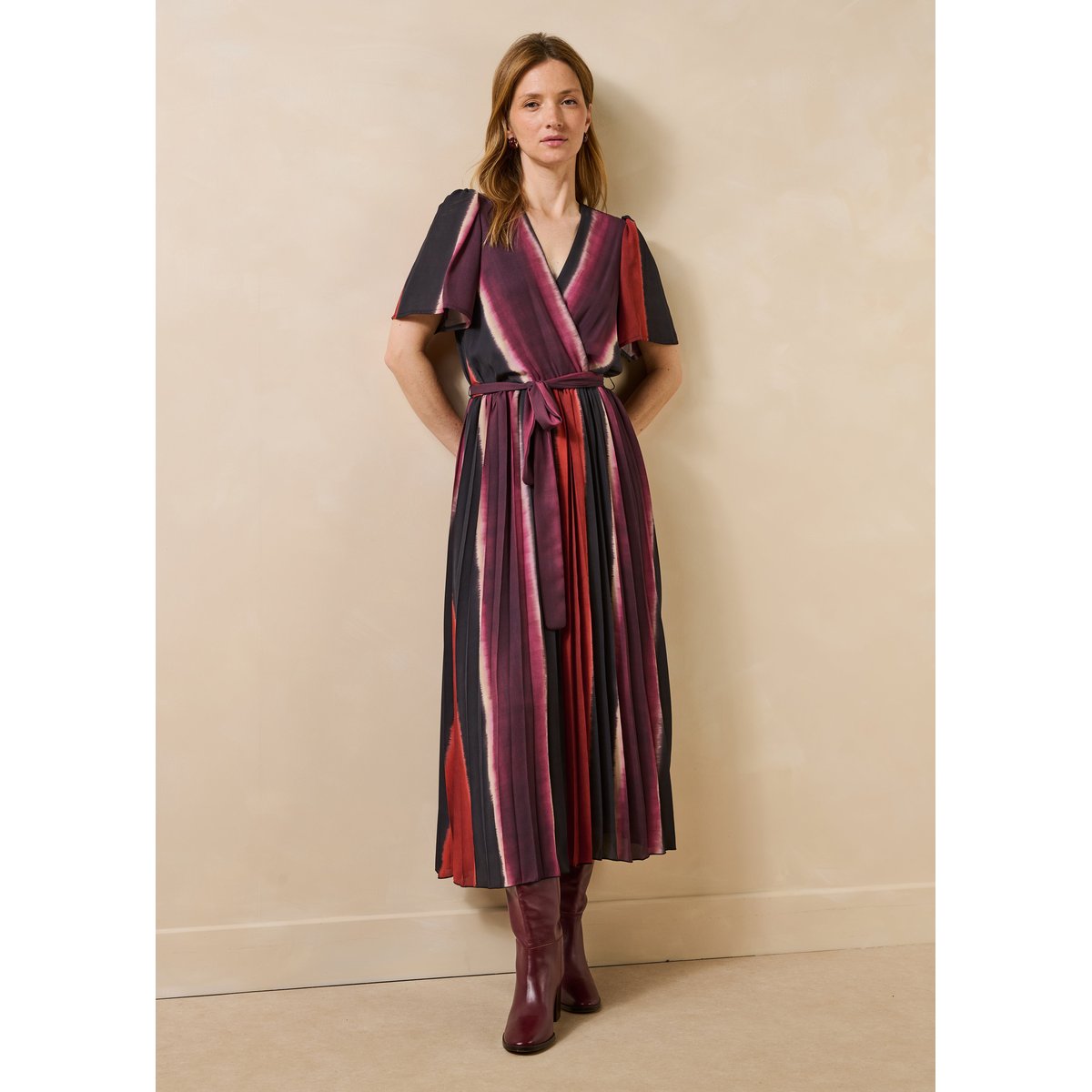 Robe longue fluide plissée à rayures vin/lipstick, LA FEE MARABOUTEE