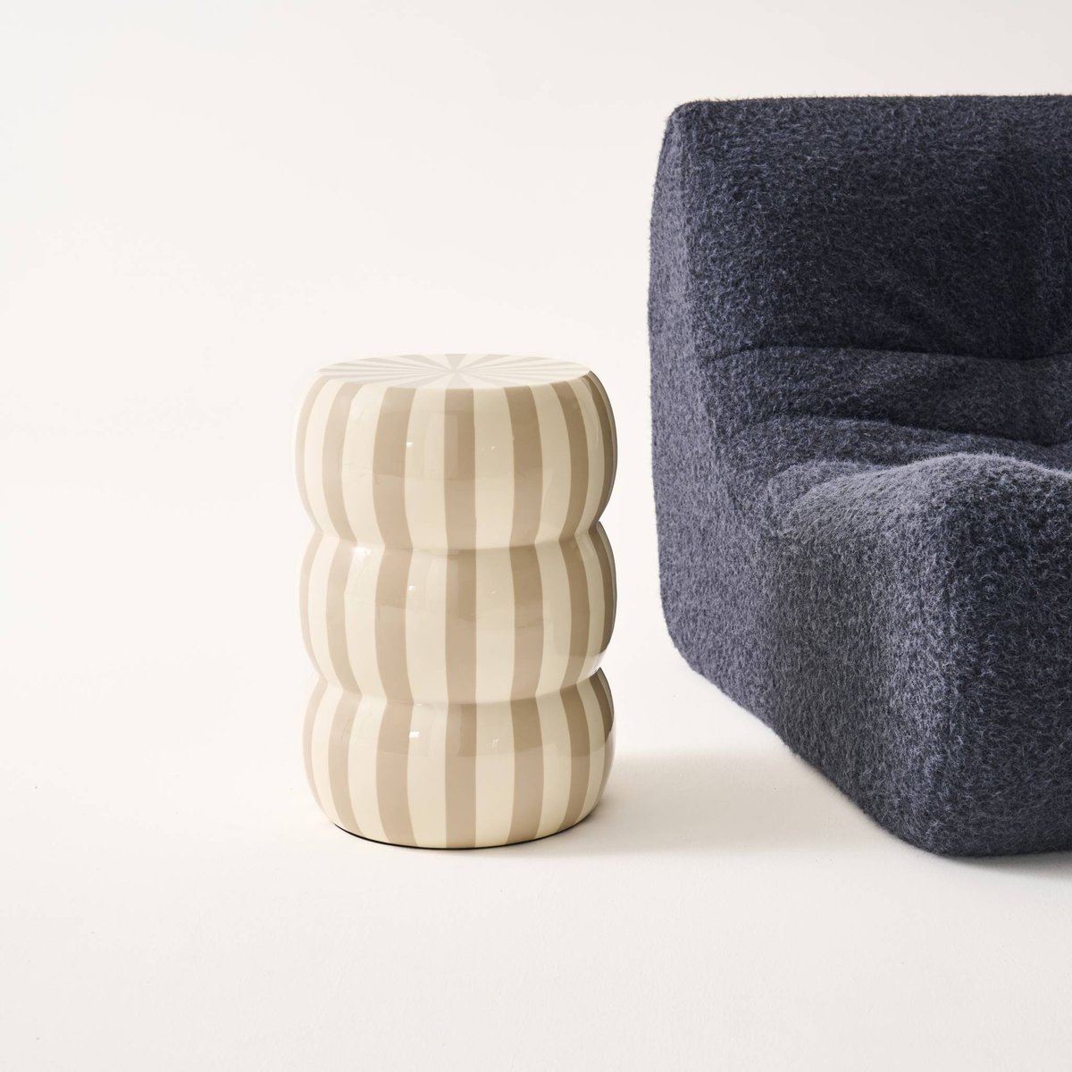 Table d'appoint, bout de canapé, table de chevet acier émaillé à rayures Ø33x H 46cm LOLI beige, SWEEEK