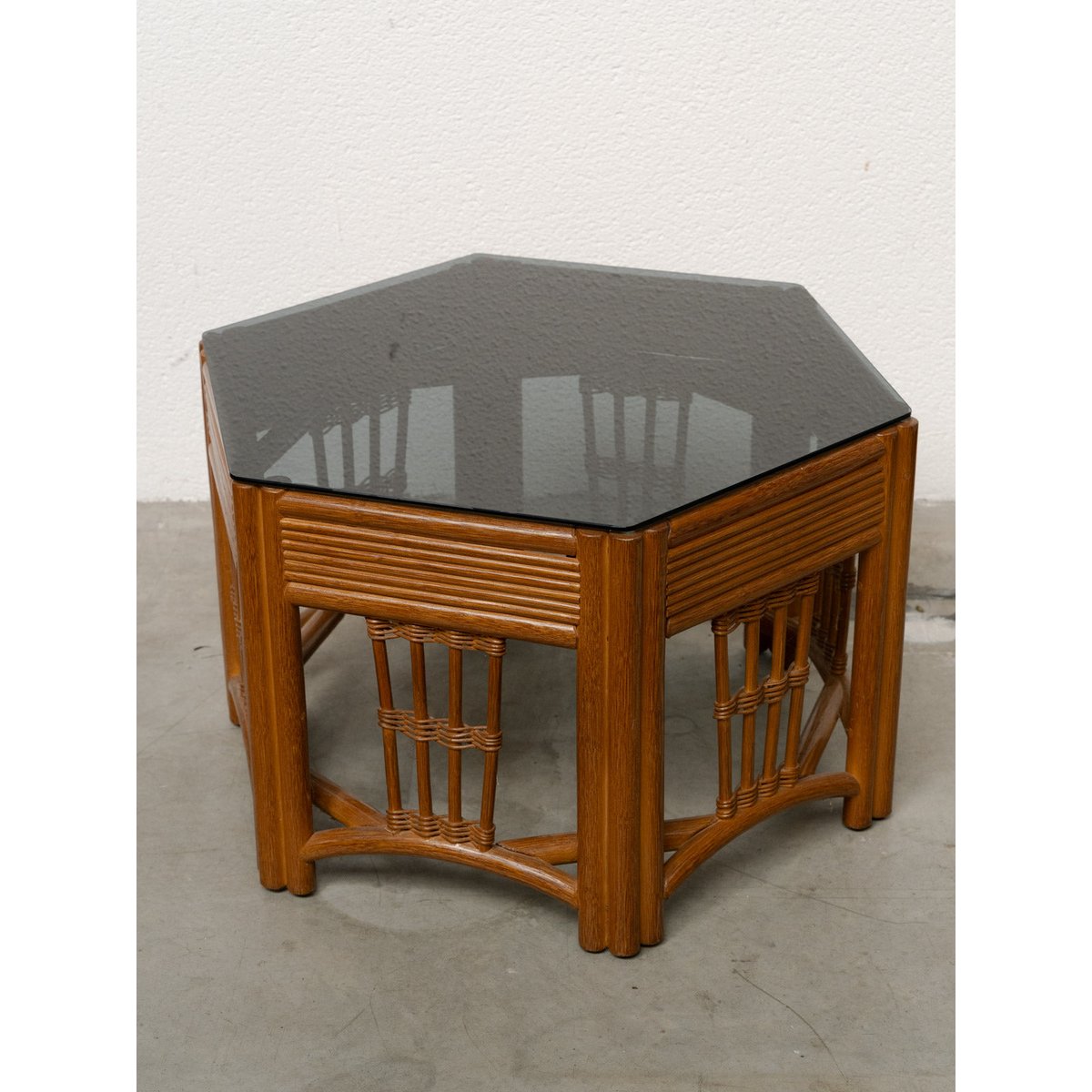Table basse hexagonale en rotin et verre fumé Donna N°1636 - Bon état fumé, DEBONGOUT