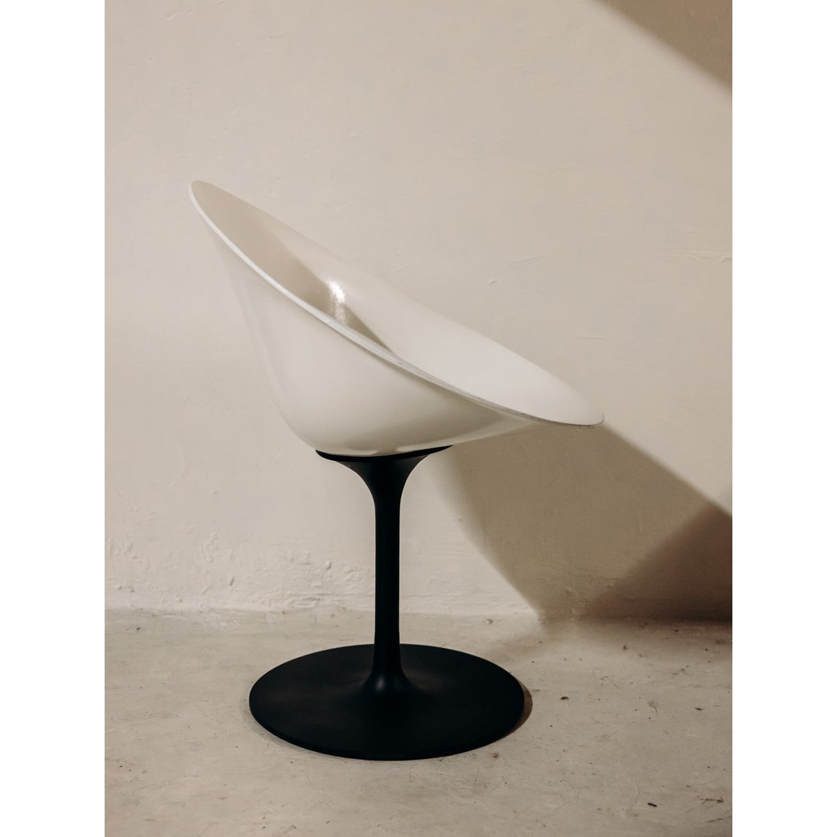 Fauteuil aux allures futuristes Jakob N°1379 - Bon état crème, DEBONGOUT