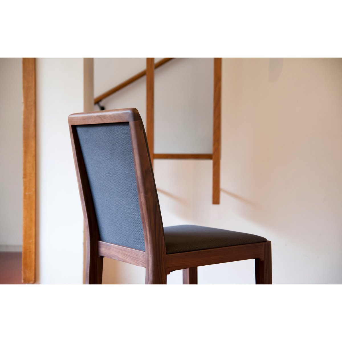 Chaise en noyer HEMËT gris foncé, PRODUIT INTERIEUR BRUT