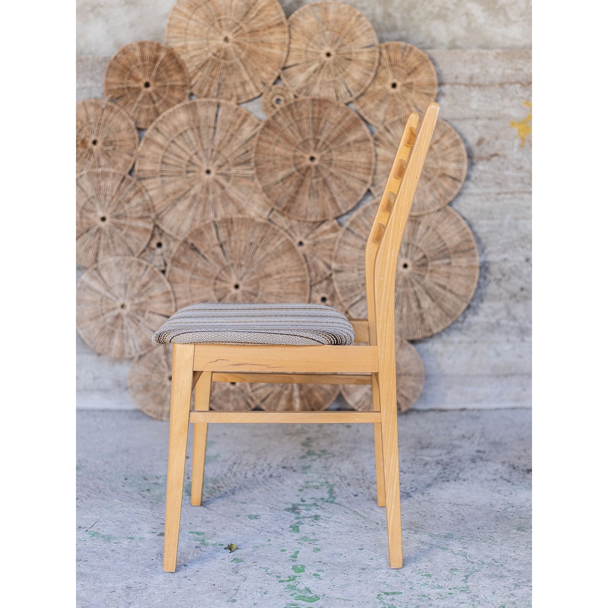 Paire de chaises aux assises rayées Alma N°1982 - Bon état bois clair, DEBONGOUT