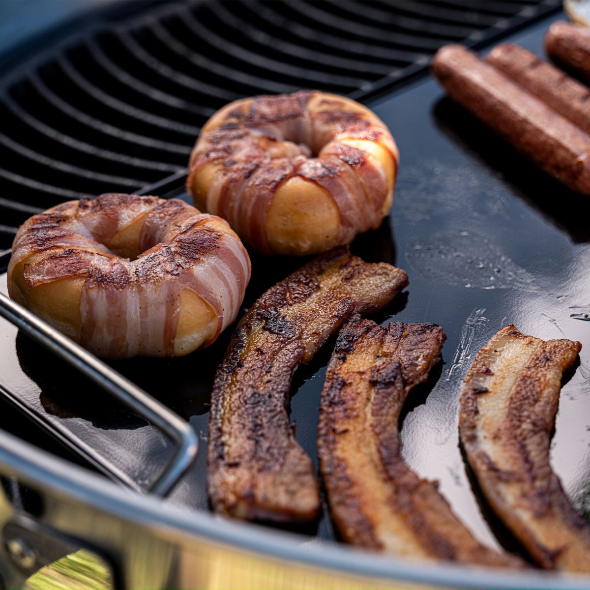 Barbecue charbon Pack Kettel Pro 57cm noit mat + plancha couleur unique, NAPOLEON