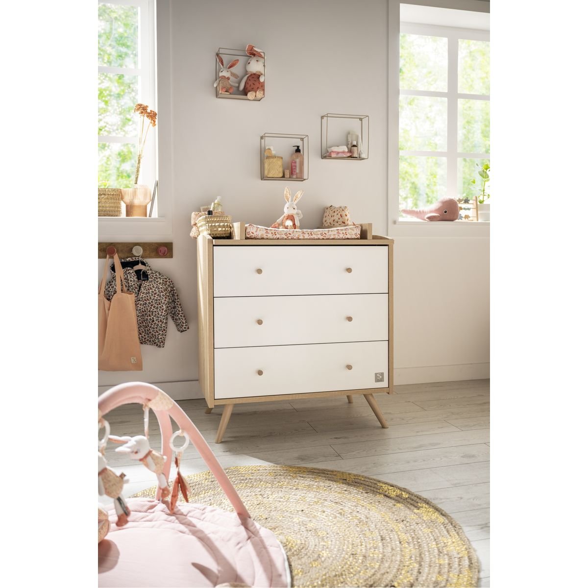Chambre bébé trio: Lit bébé 70x140 évolutif, commode à langer 3 tiroirs et armoire 2 portes décor bois chêne et blanc blanc/marron, SAUTHON