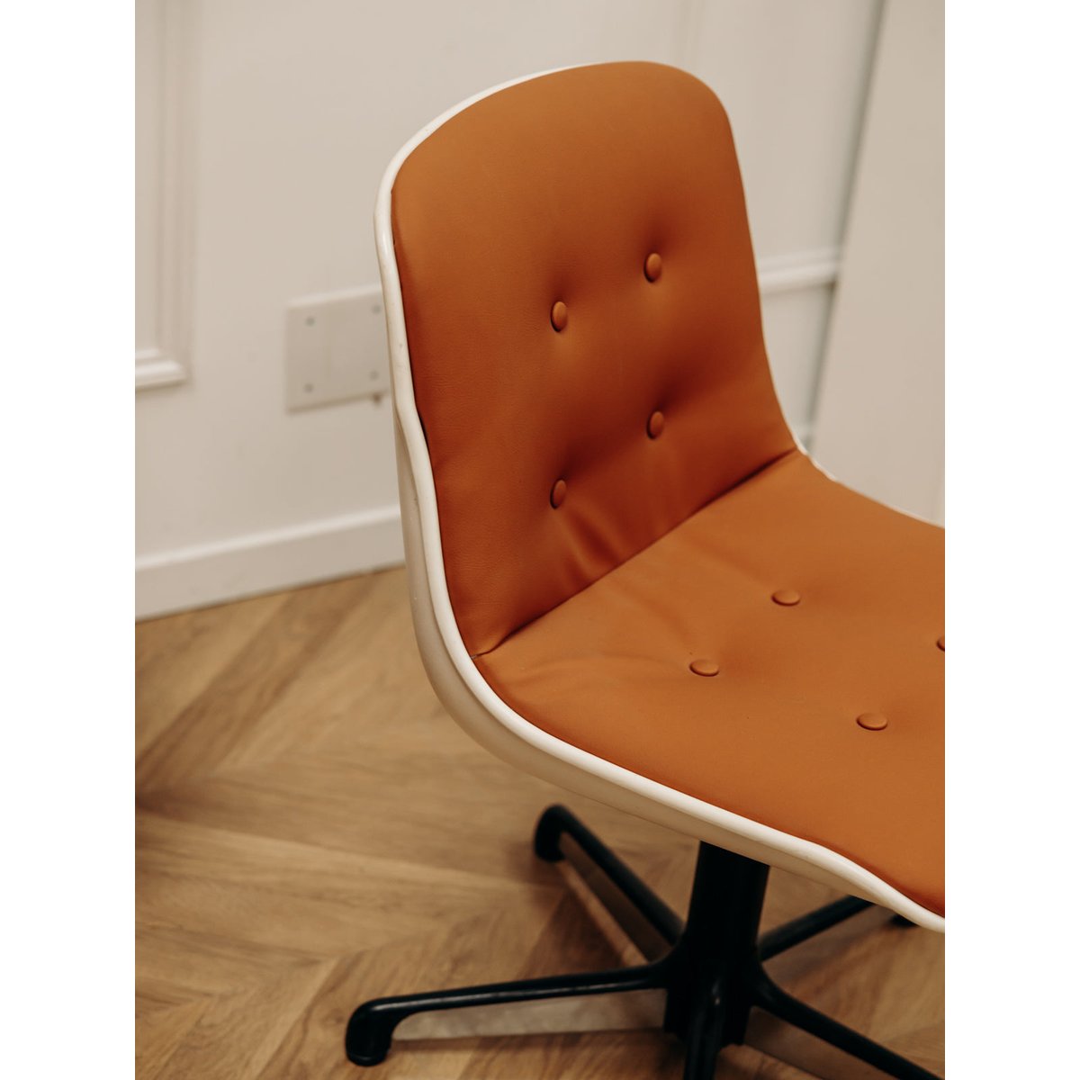 Chaise de bureau en cuir Alma N°1567 - Bon état camel, DEBONGOUT