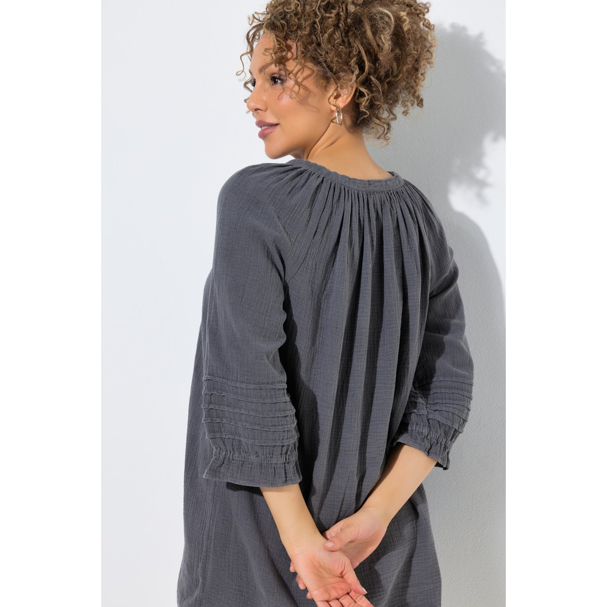 Blouse en mousseline, pinces, coupe A, col V gris graphite, ULLA POPKEN