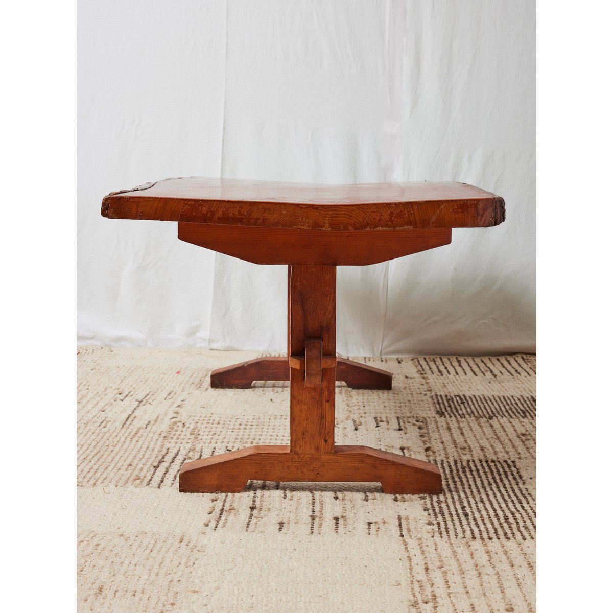 Table basse brutaliste en bois  Léonie N°449 - Bon état bois foncé, DEBONGOUT