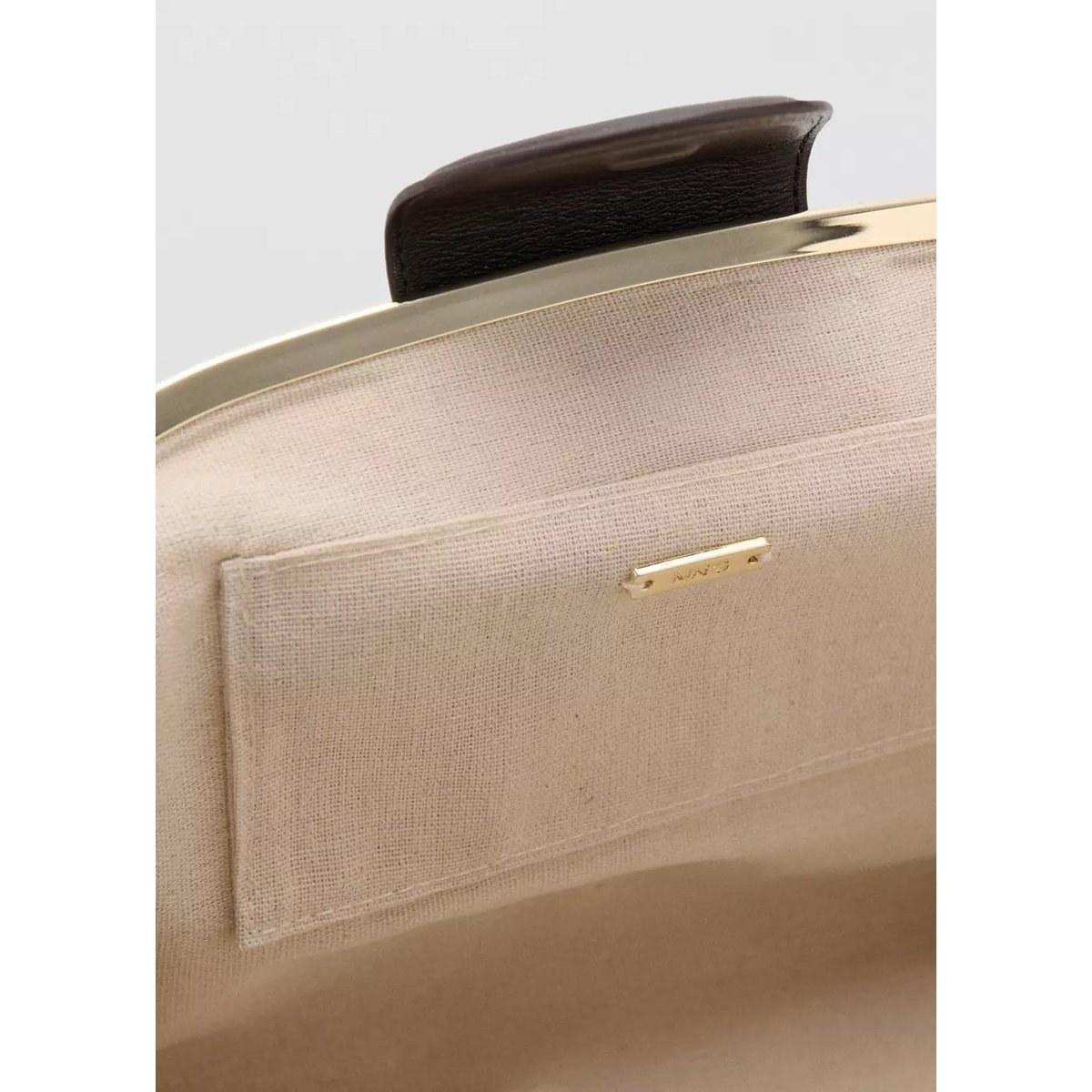 Grand sac pochette détails métalliques chocolat, MANGO