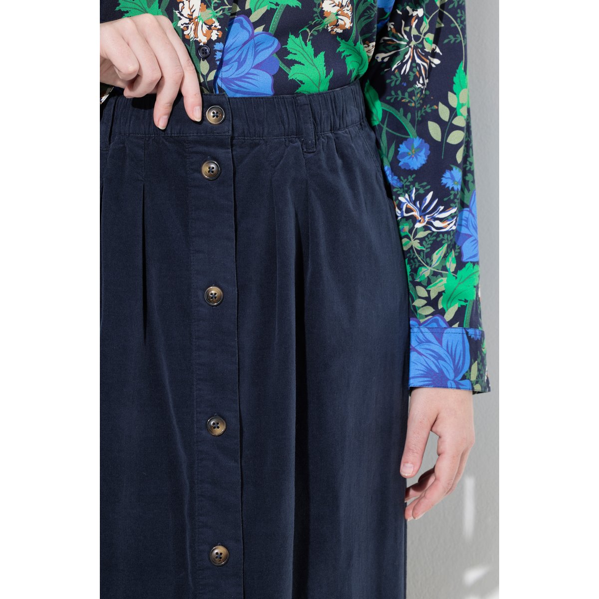 Jupe maxi en velours côtelé avec ceinture marine, ULLA POPKEN
