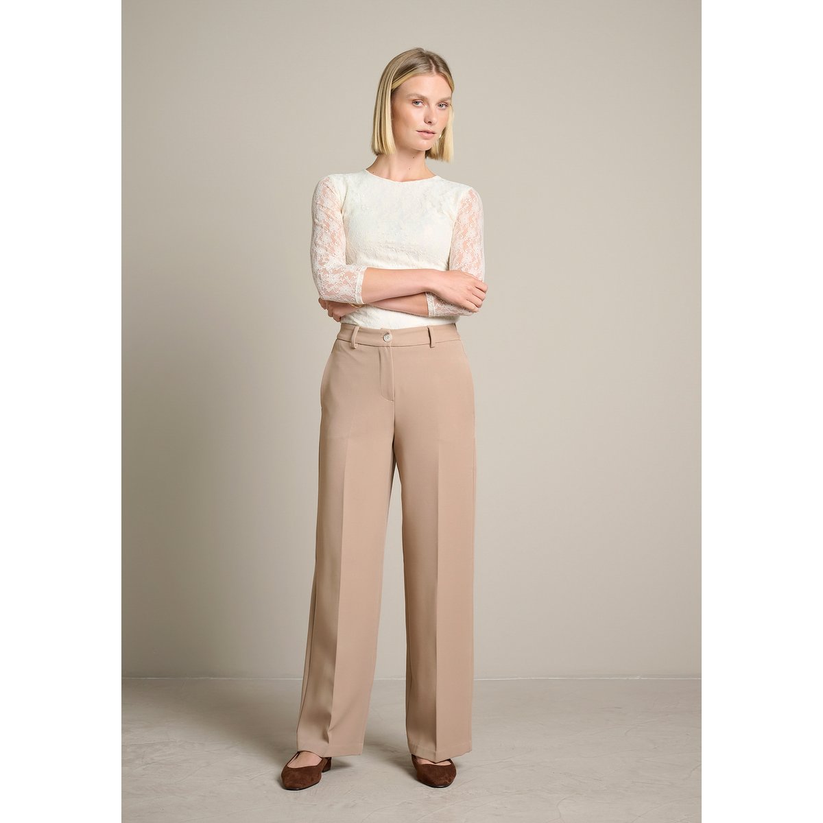Pantalon classique coupe large en twill taupe, LOLALIZA