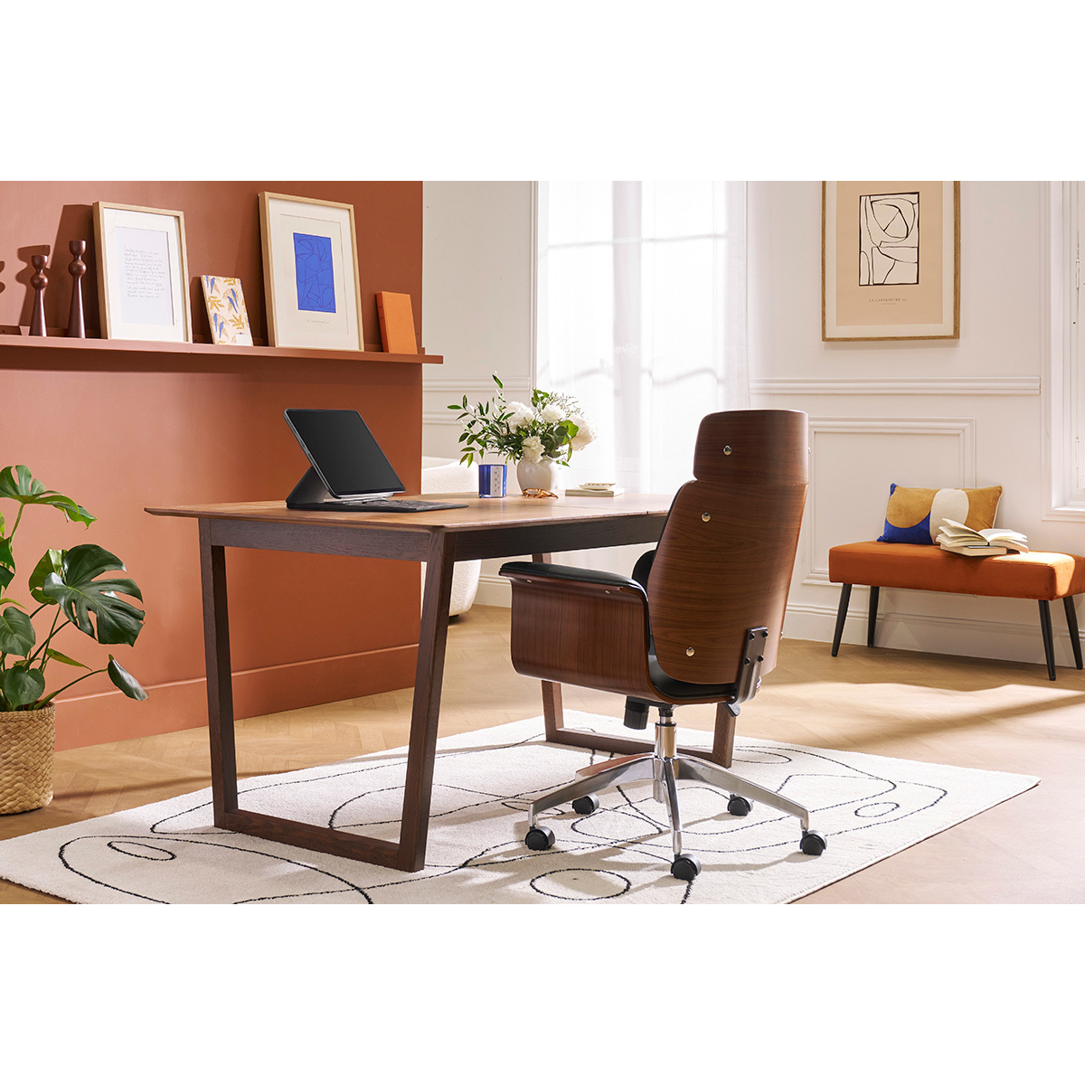 Fauteuil de bureau à roulettes design en tissu effet velours texturé beige, bois foncé et acier chromé ELON noyer / noir, MILIBOO