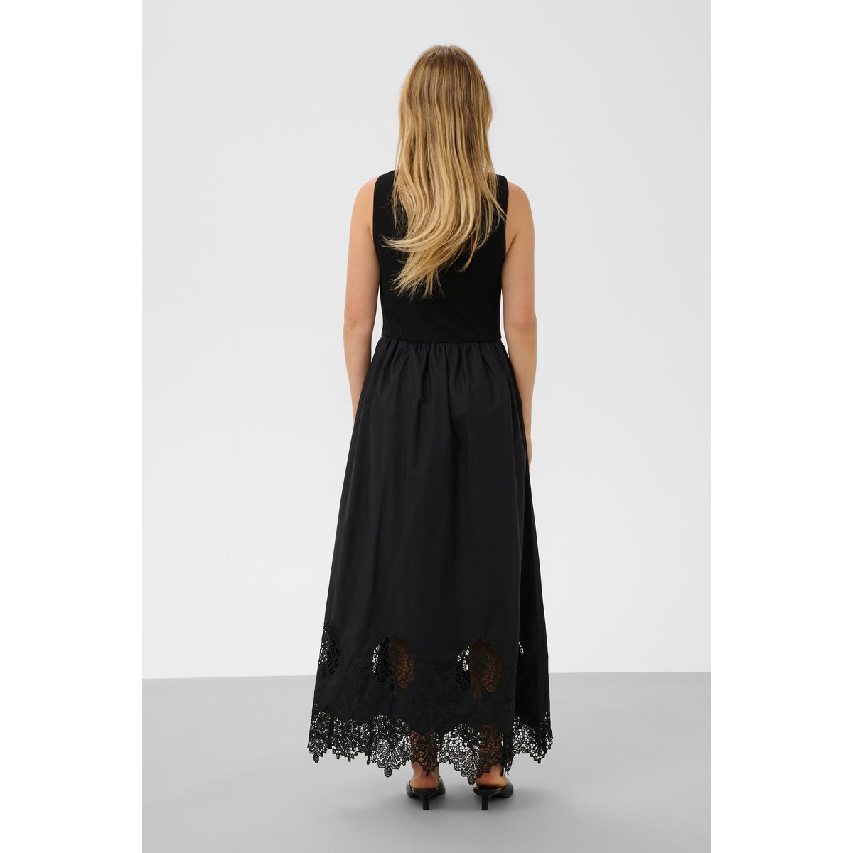 Robe noir, SOAKED IN LUXURY