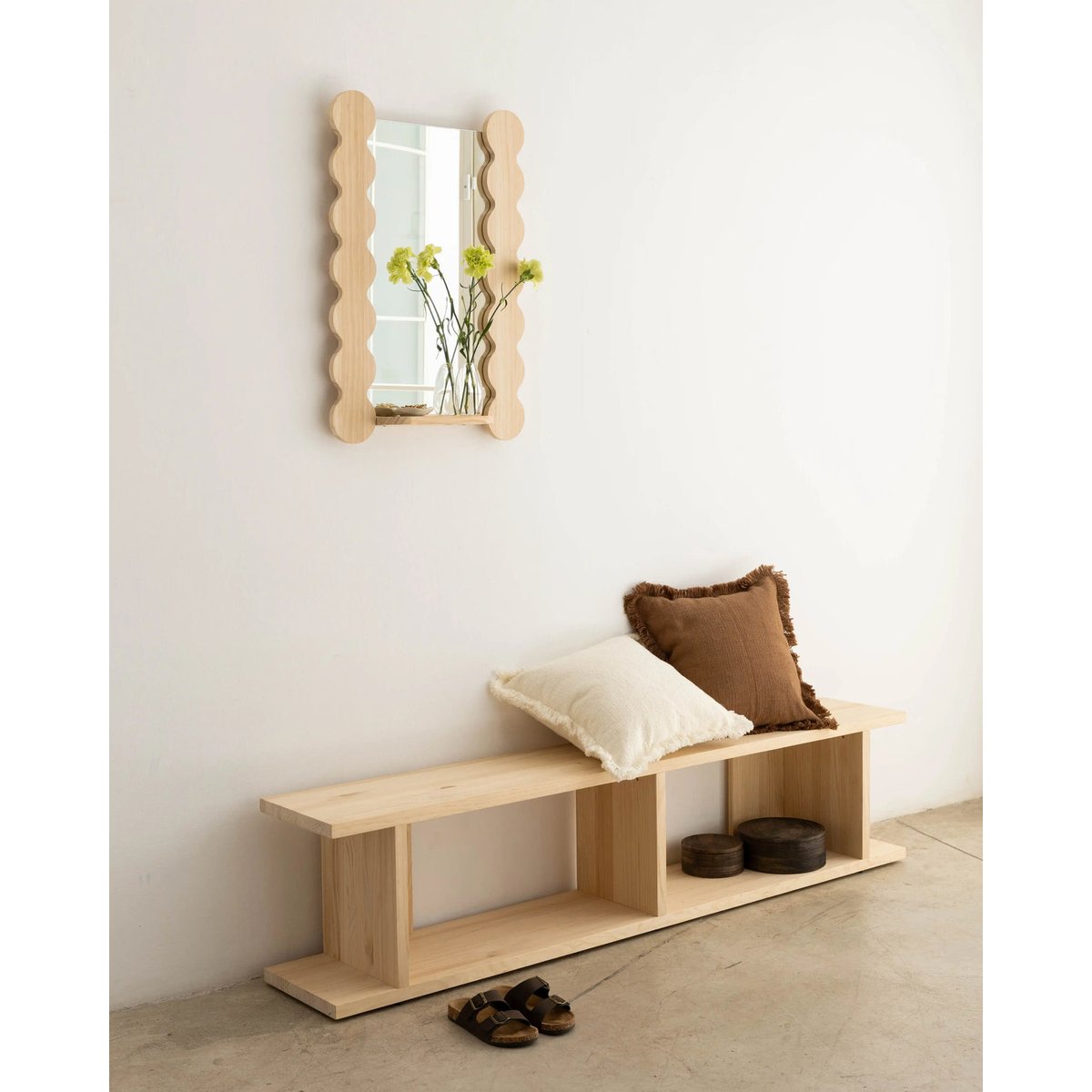 Miroir en pin verni avec étagère 77 cm SALADETA bois clair, NAAN FURNITURE