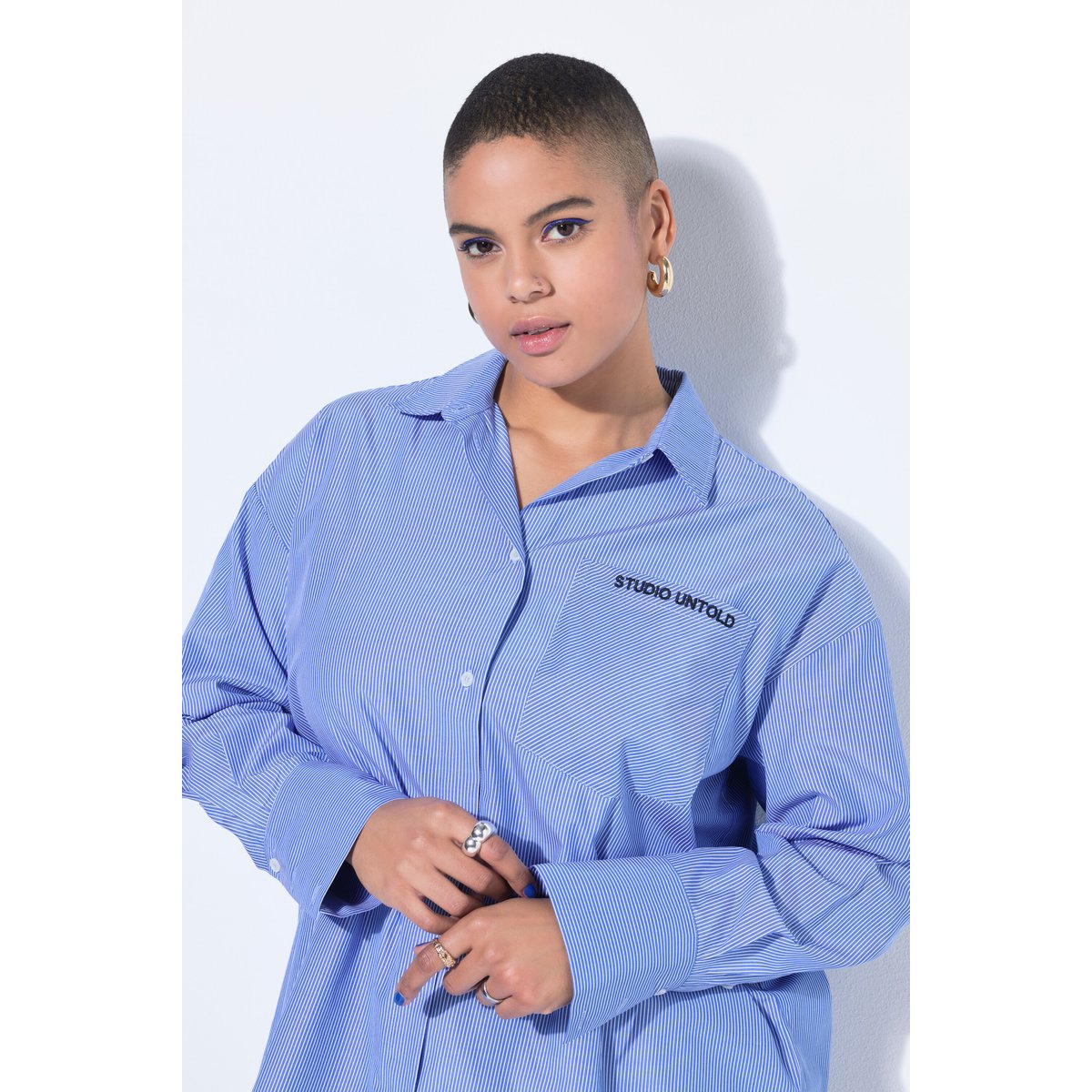 Chemisier oversize à rayures, poche brodée bleu ciel, STUDIO UNTOLD