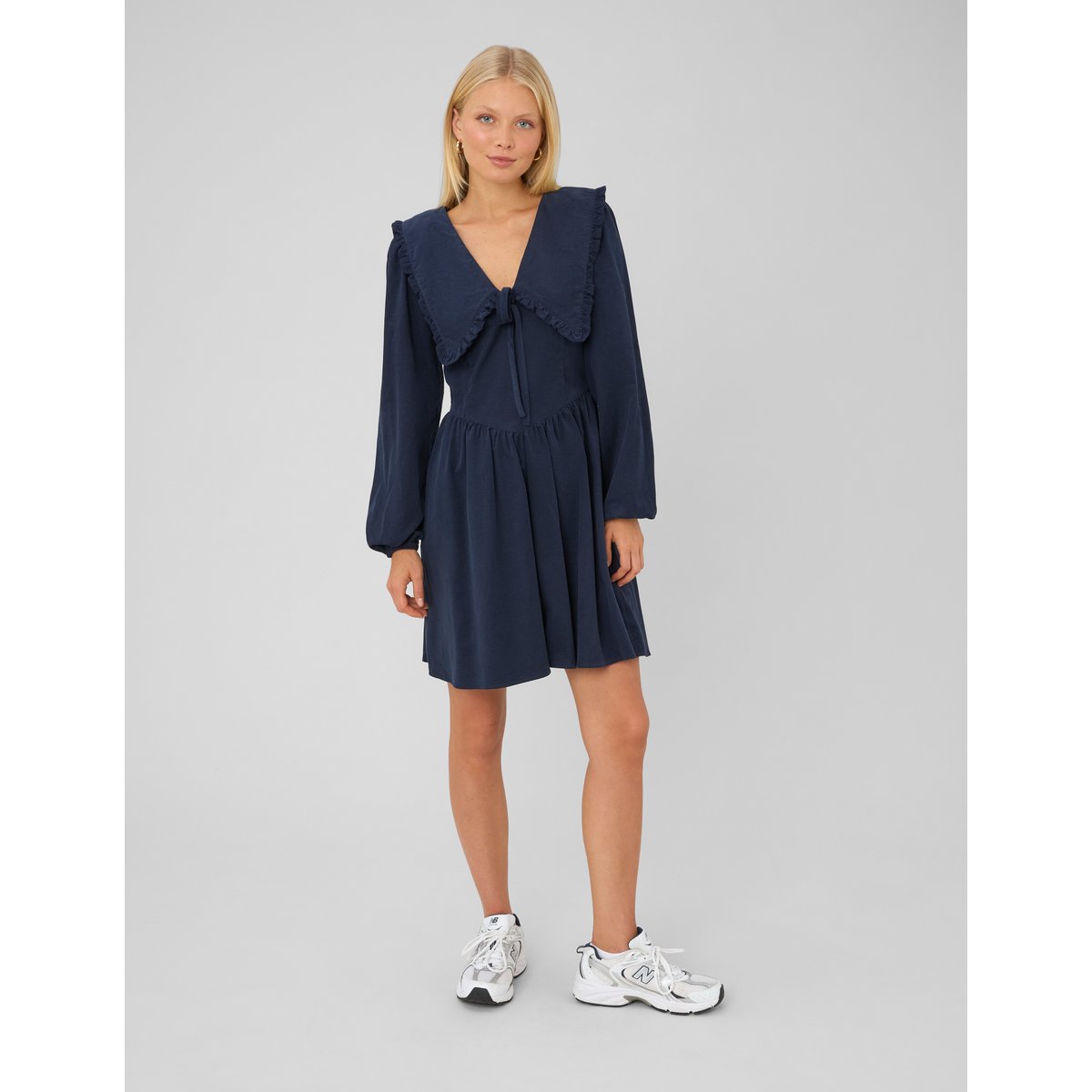 Robe à col volanté bleu foncé, BZB
