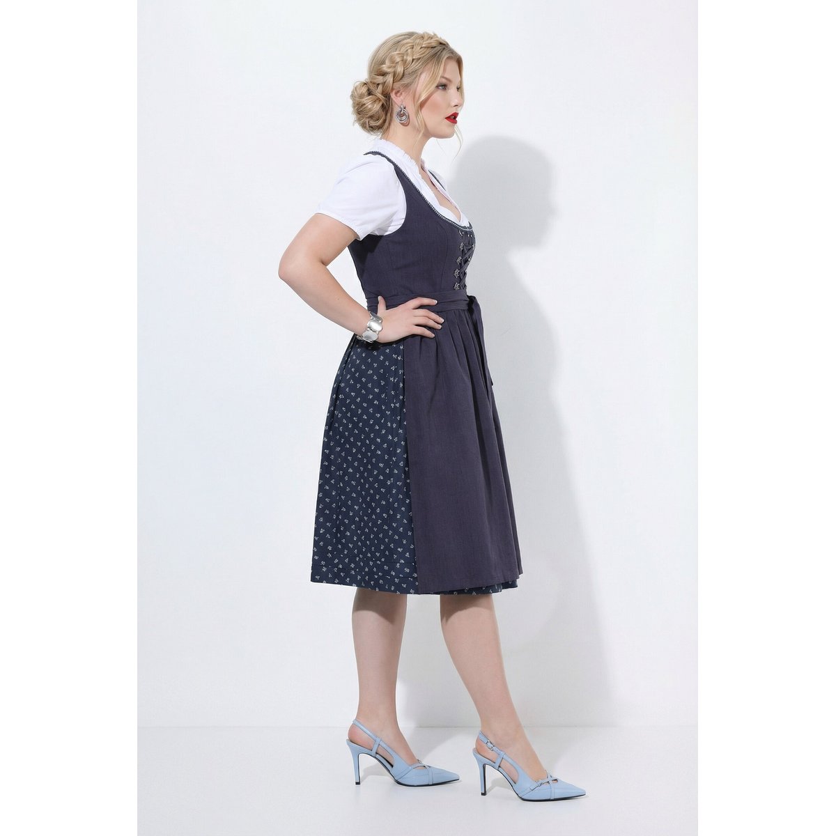 Dirndl en lin mélangé, fleurs, col carré violet foncé, ULLA POPKEN