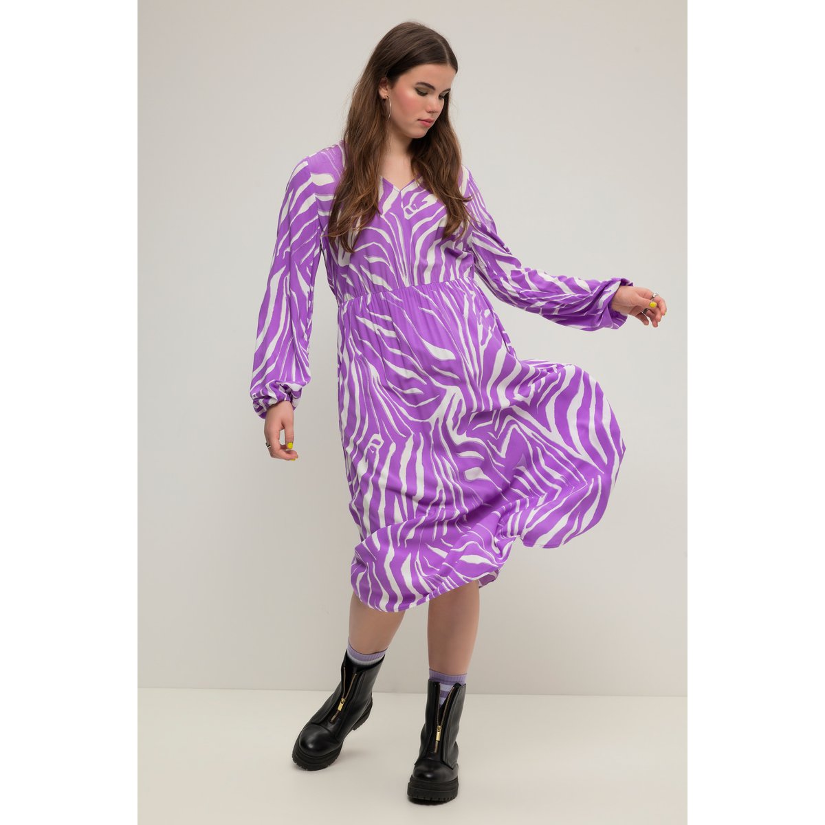 Robe midi trapèze à imprimé zébré. Décolleté lavande, STUDIO UNTOLD
