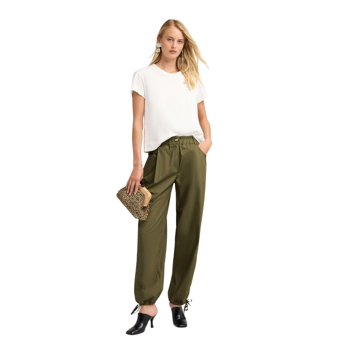 Pantalon cargo verde militare, MOTIVI
