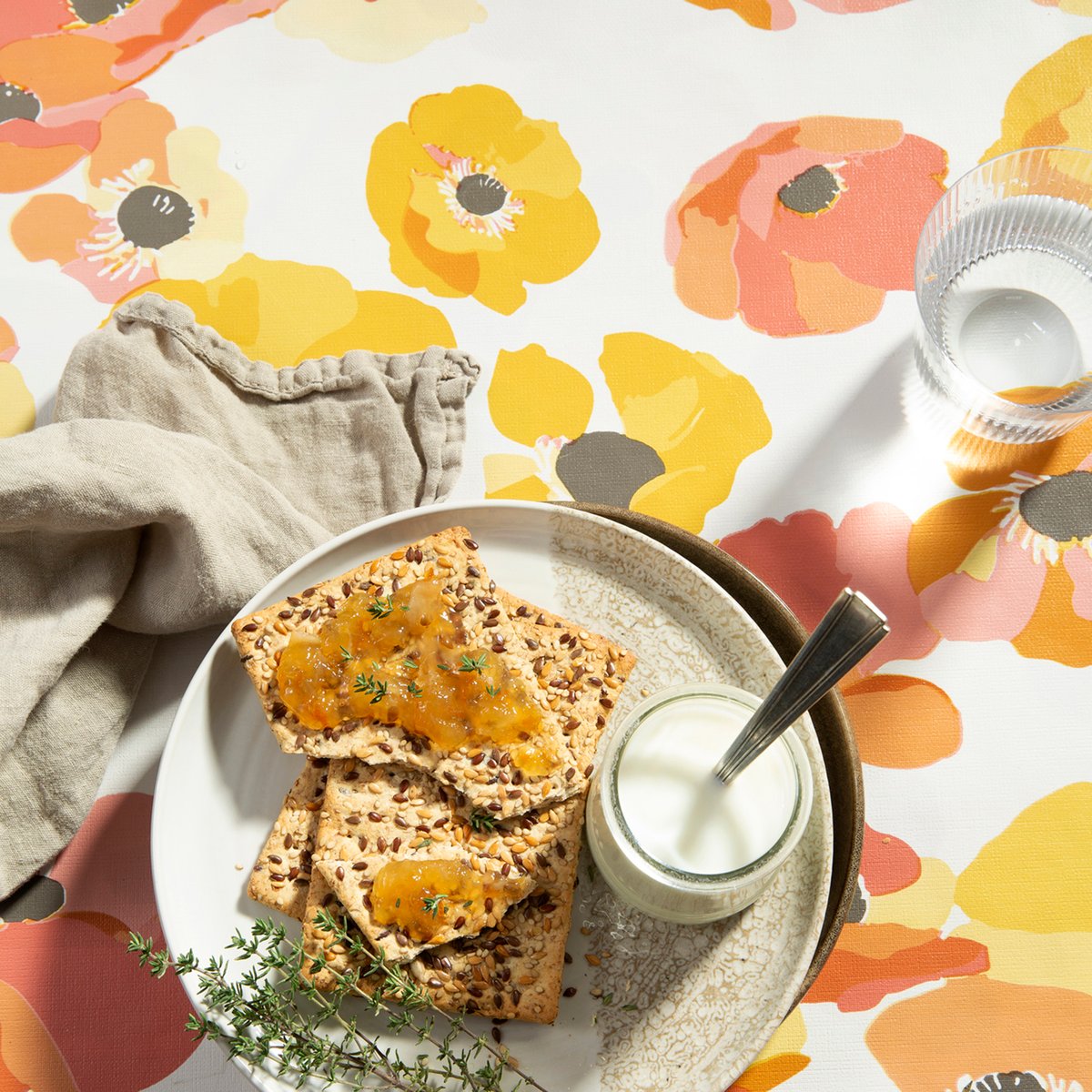 Nappe de table rectangulaire Fleurs de coquelicots rouge, ocre, blanc, gris, ART FOR THE HOME