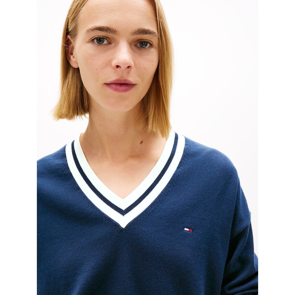 Pull col V, à manches longues marine, TOMMY JEANS