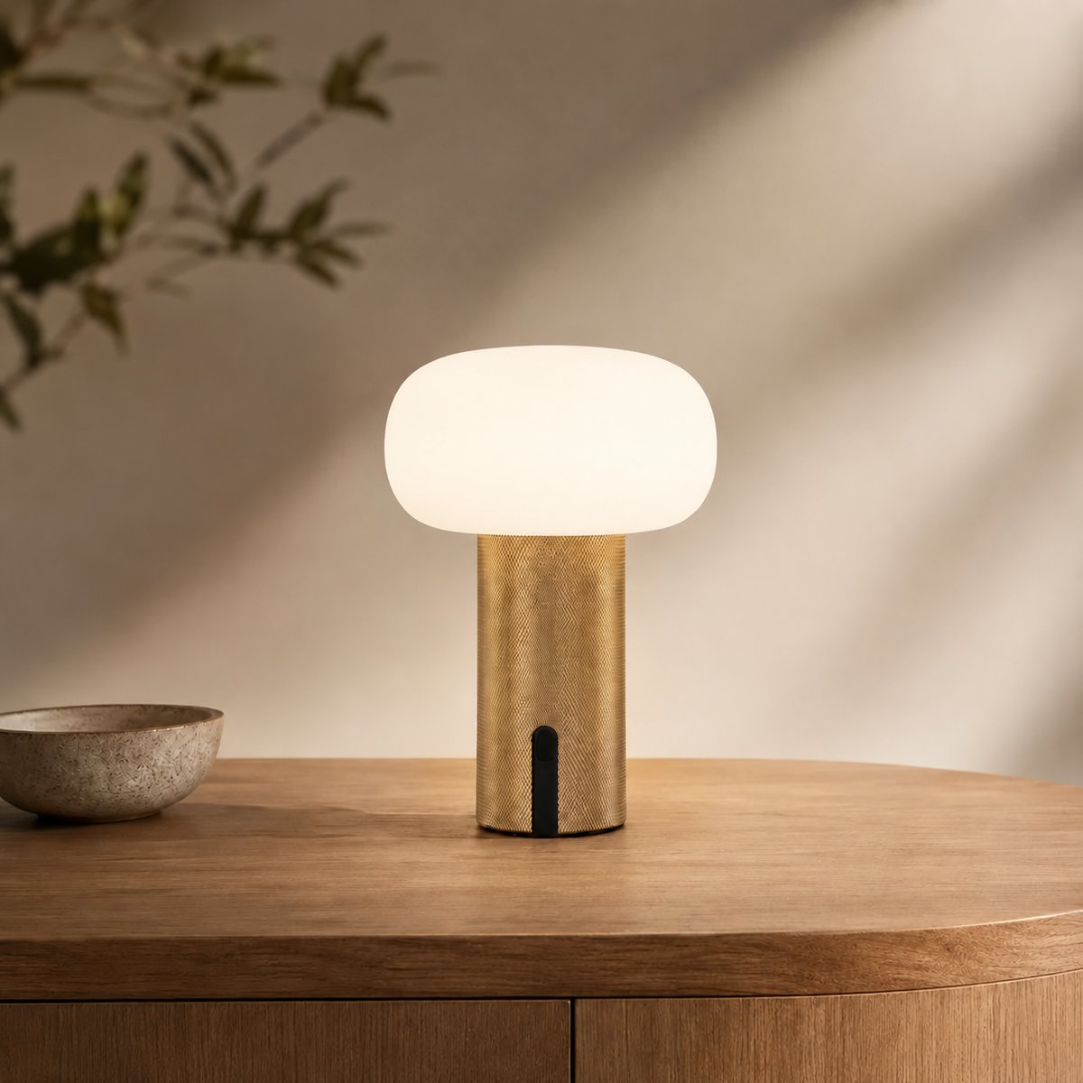 Lampe à poser LED sans fil rechargeable H 16.2 cm, métal et verre, LEA laiton brossé, ALTASSINA