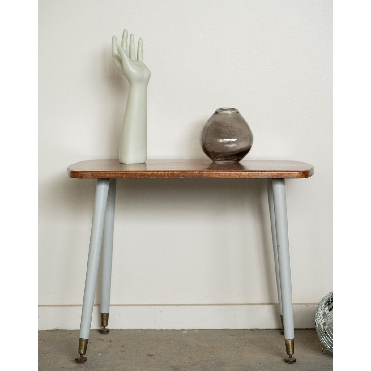 Petite table d'appoint années 60 Hanna N°1577 - Bon état bois foncé, DEBONGOUT