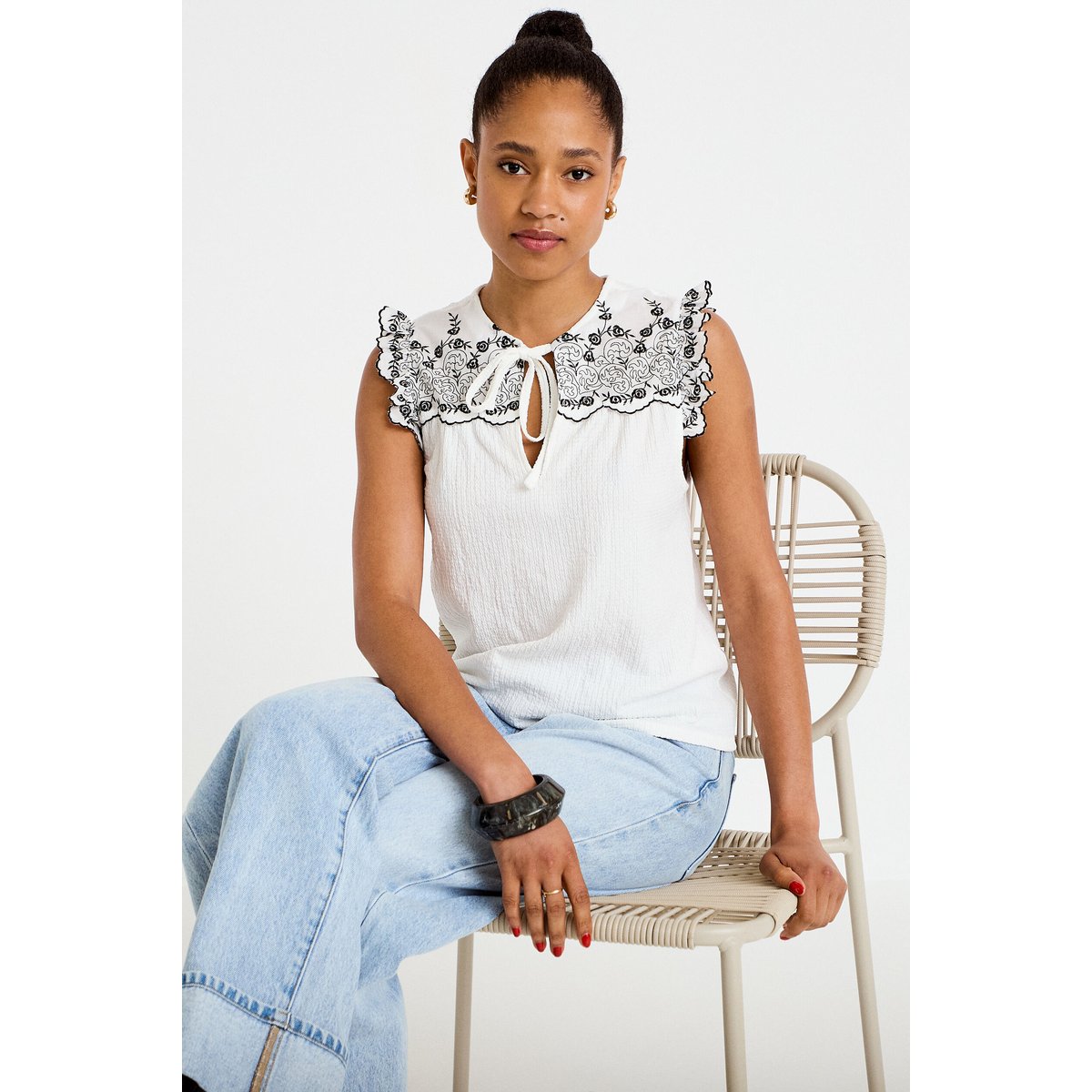 Blouse décolleté sans manches brodée noir, CACHE CACHE