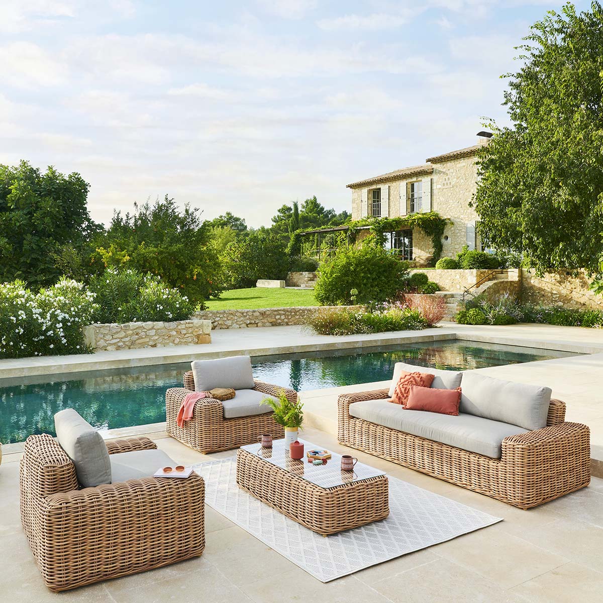 Fauteuil de jardin en résine tressée avec coussins SAVINIA tahini, HESPERIDE