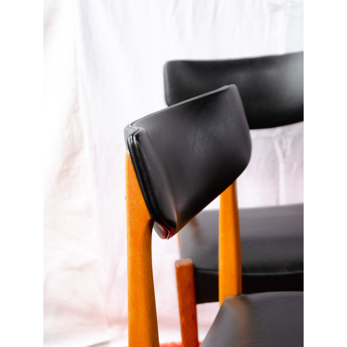 Lot de 4 chaises en teck et skaï Alma N°2129 - Bon état bois clair, DEBONGOUT