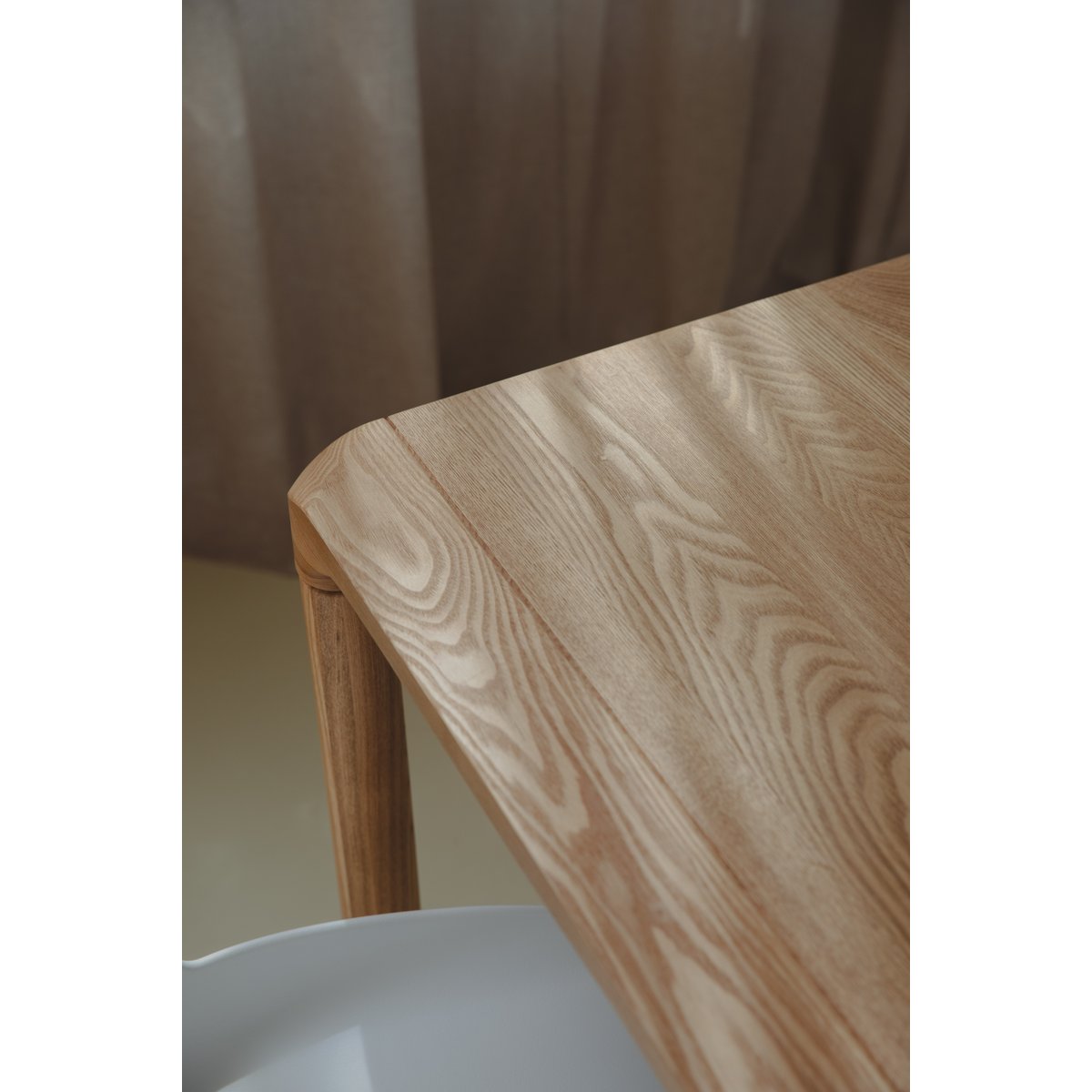 Table à manger 6 personnes aux bords arrondis en bois- STORM bois clair, ZUIVER