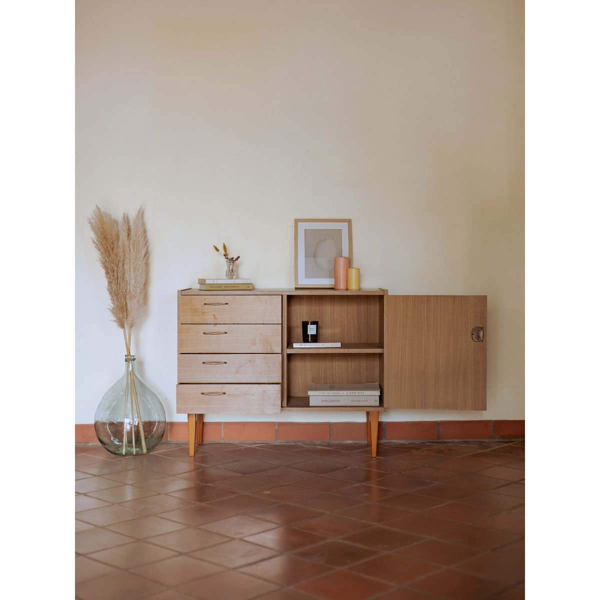 Commode scandinave aux poignées en métal doré Olga N°687 - Bon état bois clair, DEBONGOUT