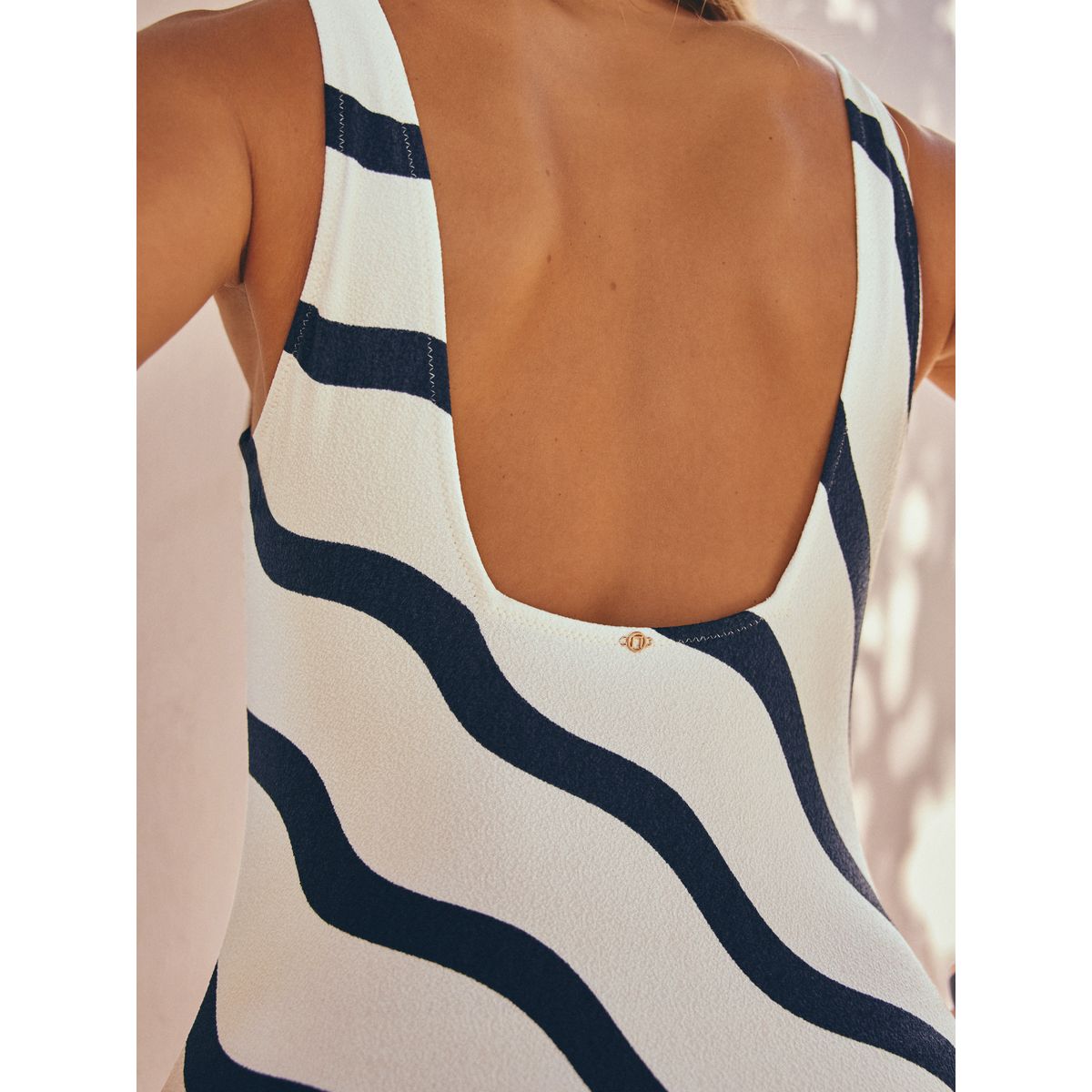 Maillot de bain gainant à encolure carrée marine/blanc ondulé, NEXT
