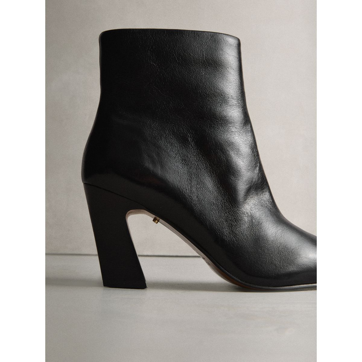 Bottines à bout ciselé et talon incurvé noir texturé, NEXT
