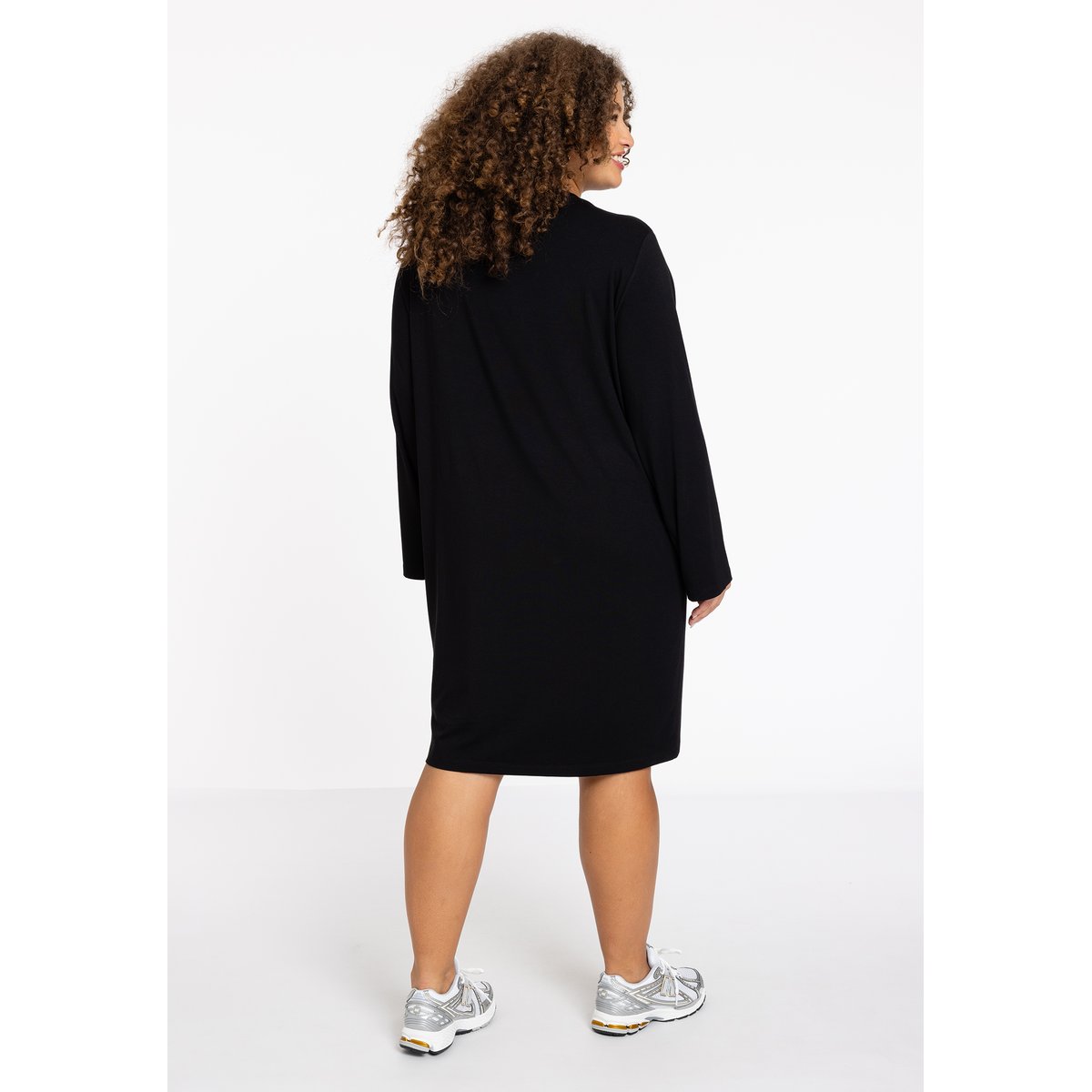 Robe v-cou noir, YOEK
