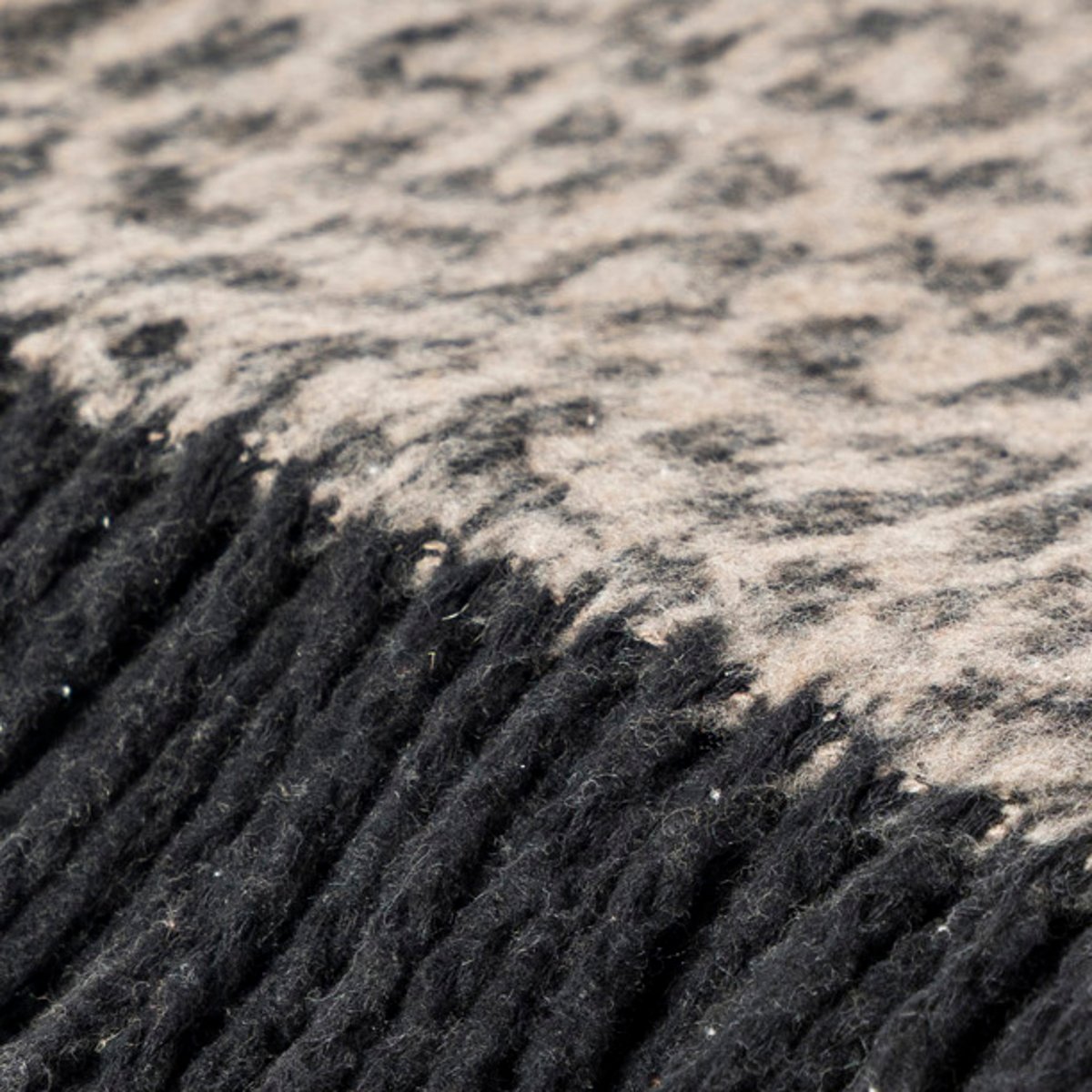 Plaid à rayures, franges en coton et polyester recyclés GIZA gris, taupe et noir, MAGMA HEIMTEX