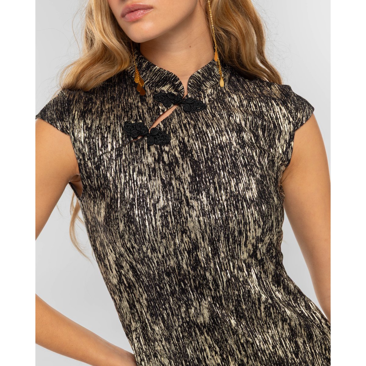 Robe midi style qipao plissée noire et dorée avec col mao noir, THE-ARE