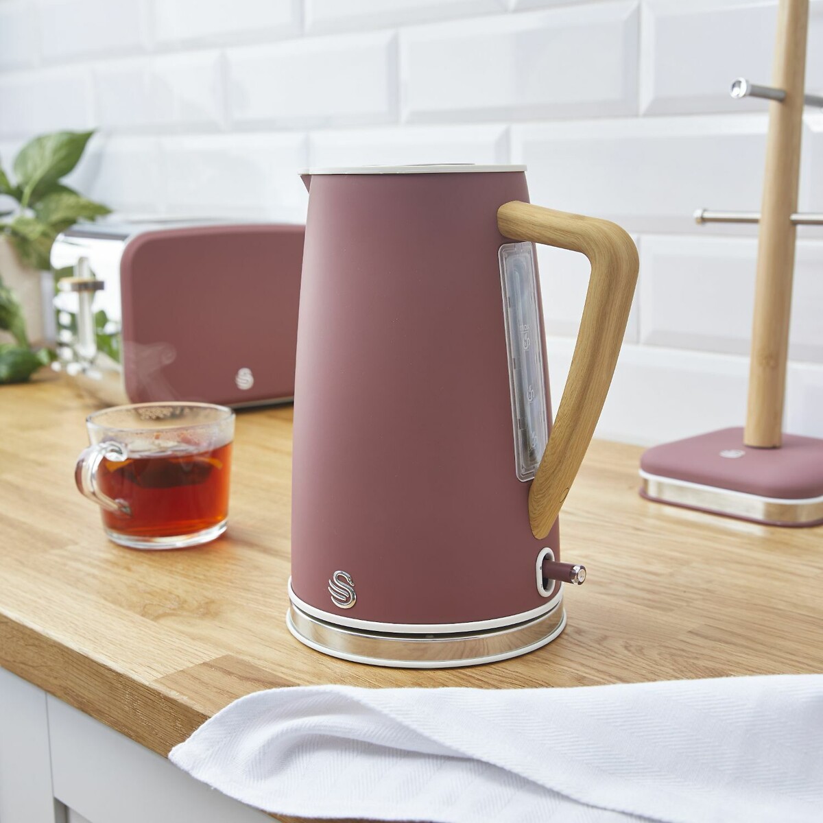 Nordic 1.7L Cordless Kettle - SK14610 fuchsia pink, SWAN