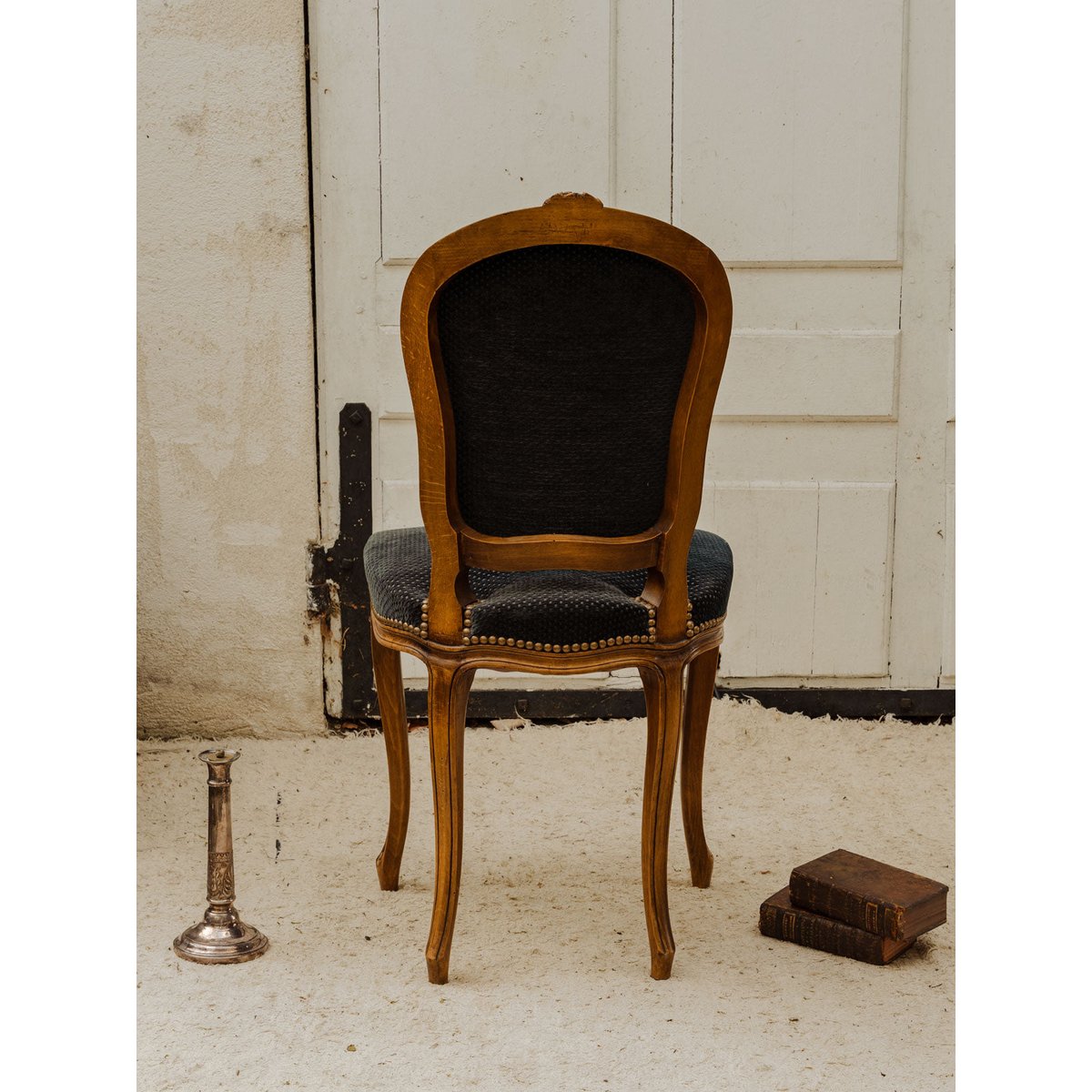 Paire de chaises en bois et tissu noir Claude N°1702 - Bon état bois foncé, DEBONGOUT