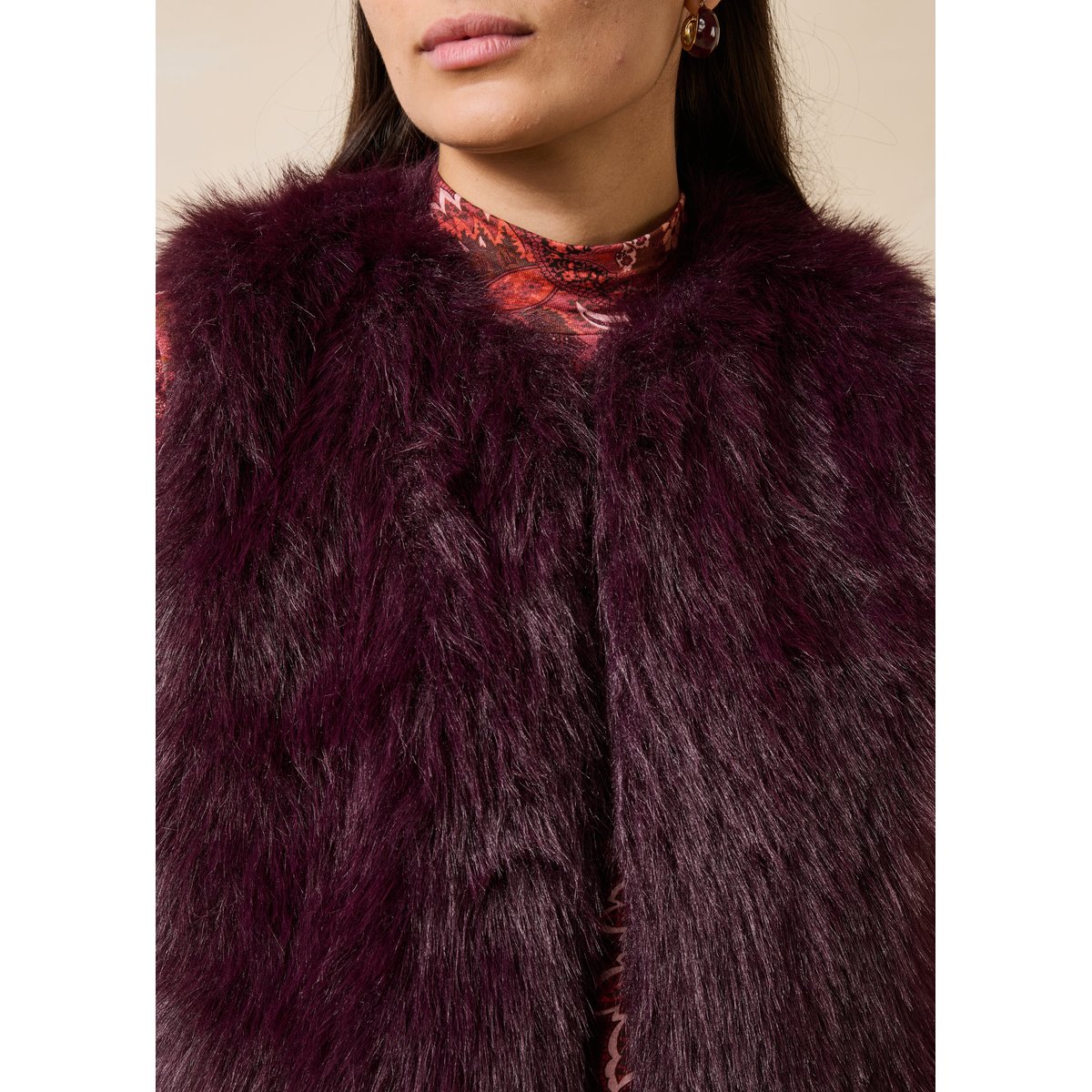 Veste en imitation fourrure sans manches col rond aubergine, LA FEE MARABOUTEE
