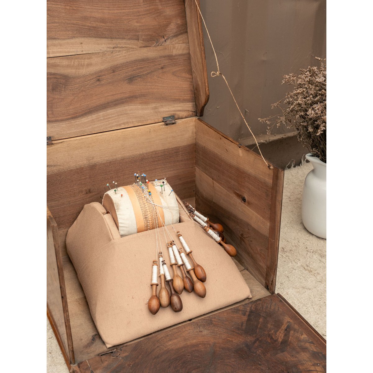 Coffret de dentellière en noyer Lucien N°214 - Bon état bois foncé, DEBONGOUT