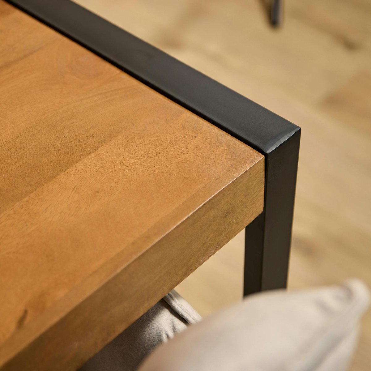 Table à manger 4/6 places bois et métal MILORA naturel, PIER IMPORT
