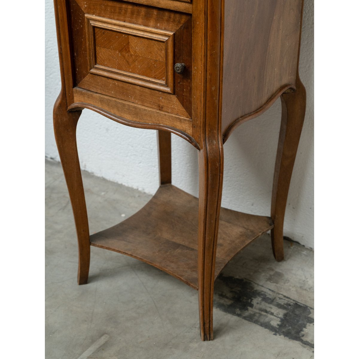 Table de chevet en bois et marbre rouge tacheté Odile N°1615 - Bon état bois foncé, DEBONGOUT