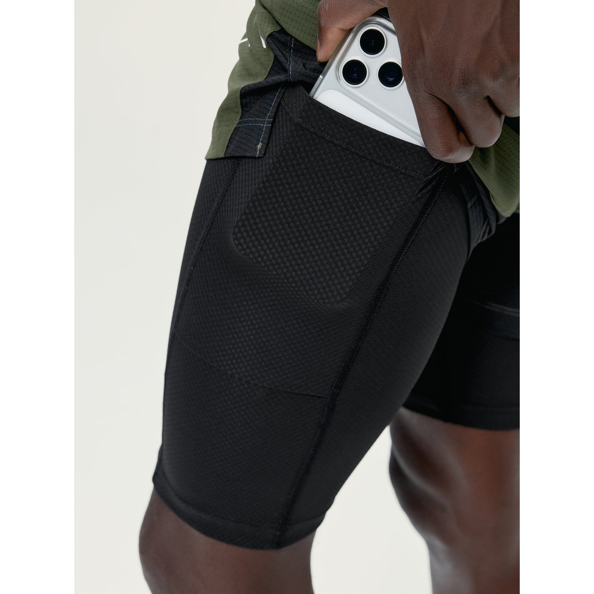 Short de sport homme Strider 2 en 1 avec short intérieur avec poches vert kaki/noir, BORN