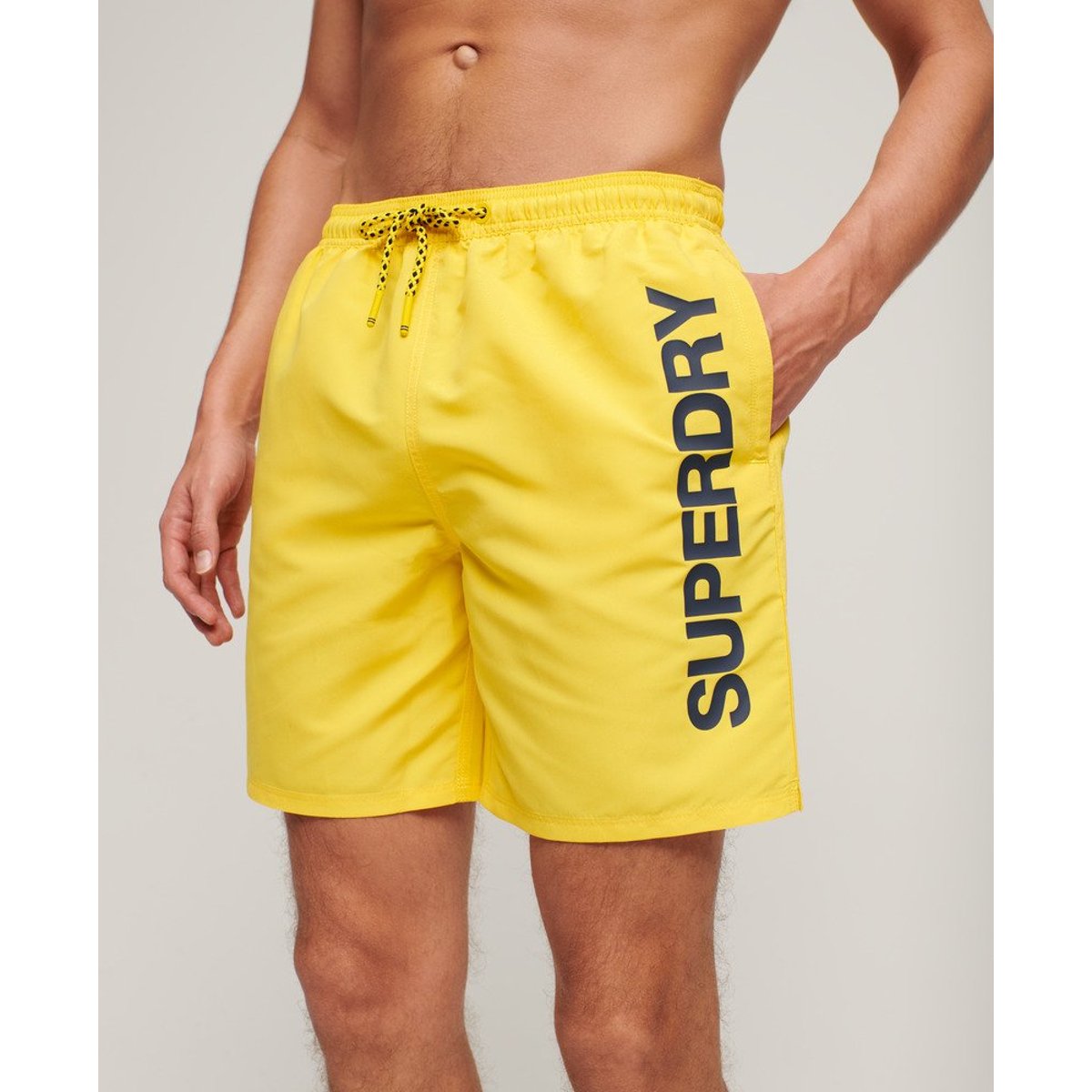 Short de bain de sport recyclé à motif longueur 43 cm jaune cyber, SUPERDRY